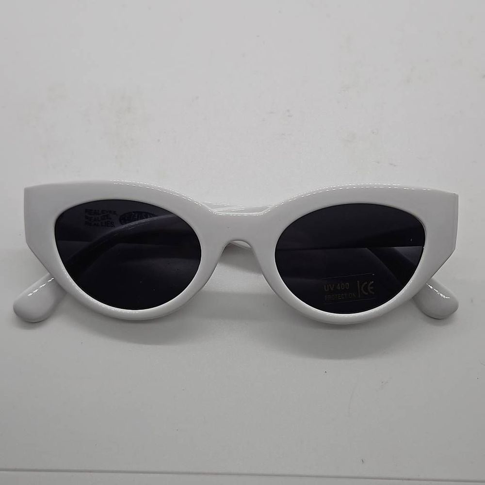 1960s Retro Style White Chunky Cat Eye Sunglasses Petals and Peacocks